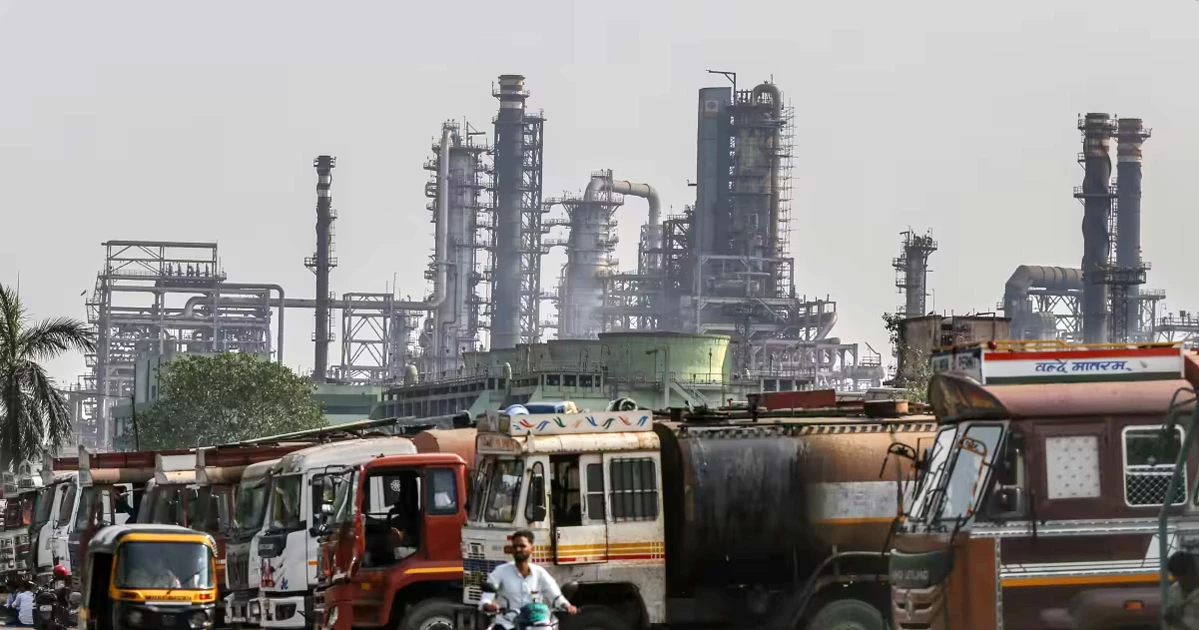 যুক্তরাষ্ট্রের নিষেধ সত্ত্বেও রাশিয়ার তেল কিনতে কেন অনড় ভারত