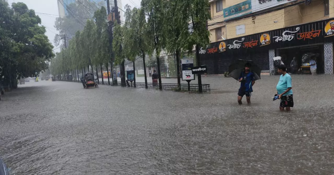 টানা ভারী বৃষ্টিতে ডুবে গেছে চট্টগ্রামের বিভিন্ন এলাকা, জনজীবন বিপর্যস্ত