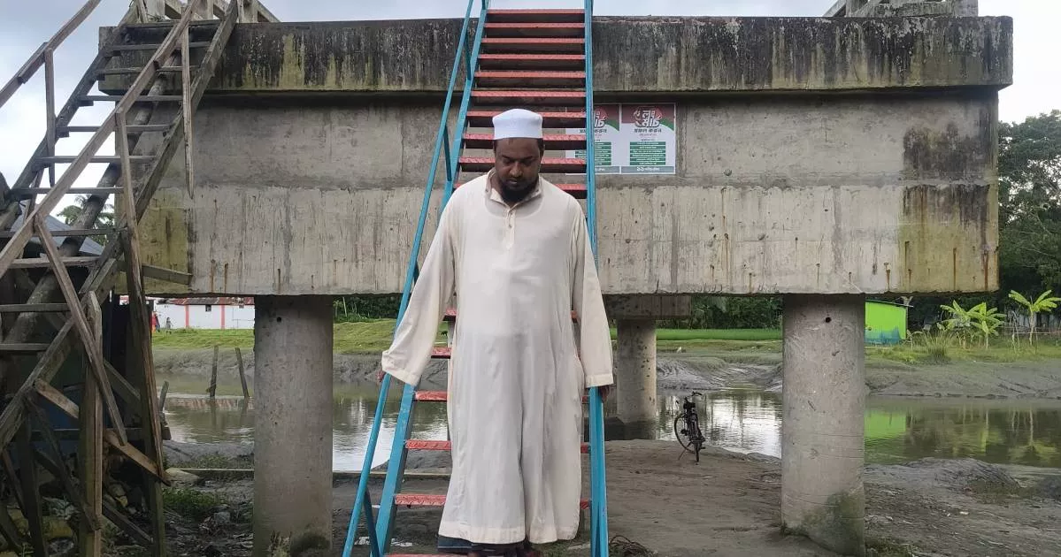 ফেনী‌তে ৯ কোটি টাকার সেতুতে নেই সং‌যোগ সড়ক, লোহার সিঁড়িতে ঝুঁকিপূর্ণ পারাপার