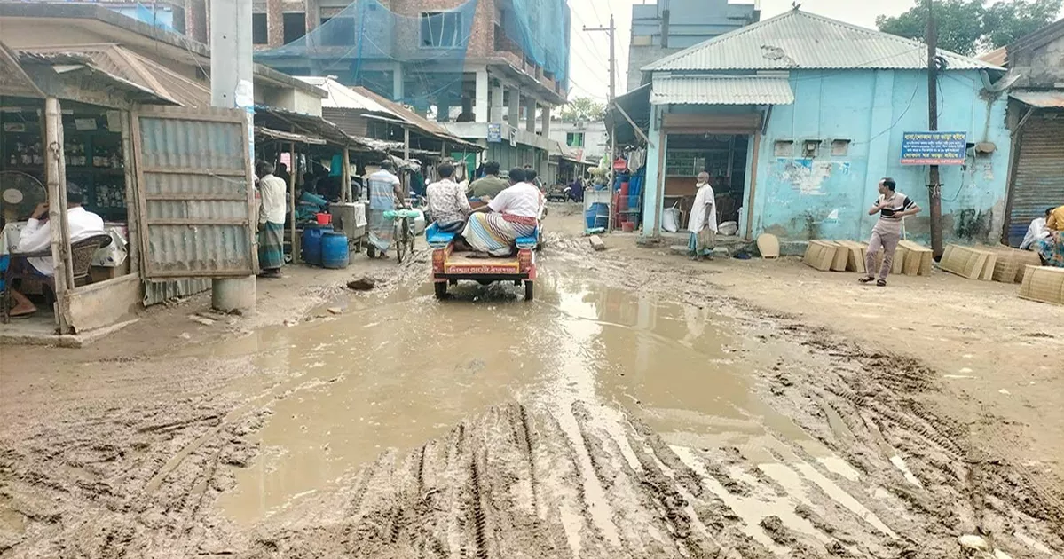 সিরাজগঞ্জ-রায়গঞ্জ সড়কের বেহাল দশা, জনদুর্ভোগ চরমে