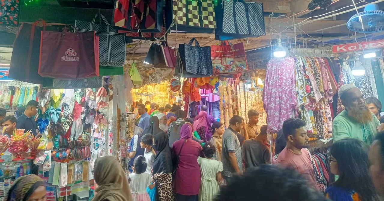 চাঁদ রাত: ভিড় ঠেলে শেষ মুহূর্তের কেনাকাটায় নগরবাসী