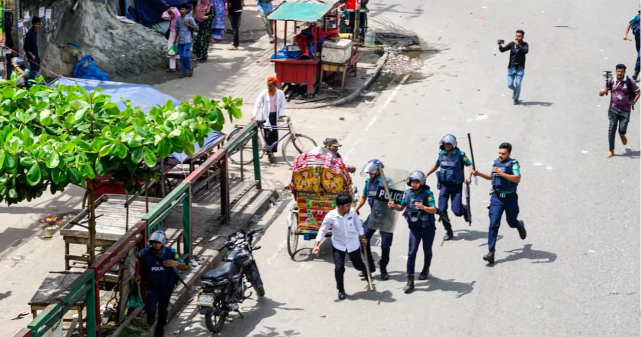 ঢাকা কলেজ ও সিটি কলেজের সংঘর্ষে পুলিশসহ আহত ১০