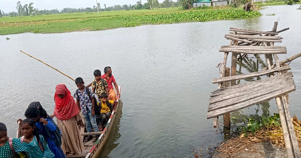 জরাজীর্ণ সেই কাঠের সেতুটিও ভেঙে গেছে, ডিঙি নৌকাই এখন ভরসা
