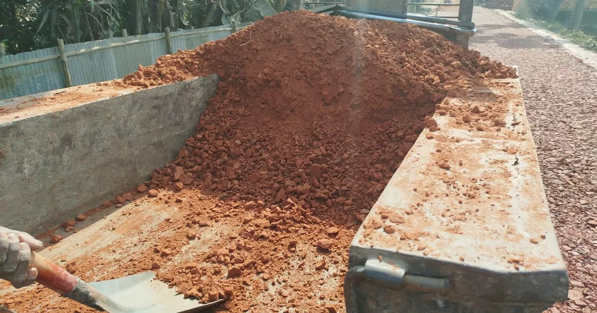 প্রকৌশল দপ্তরের কর্মকর্তাদের সামনেই লালমনিরহাটে নিম্নমানের নির্মাণসামগ্রীতে চলছে সড়ক নির্মাণ