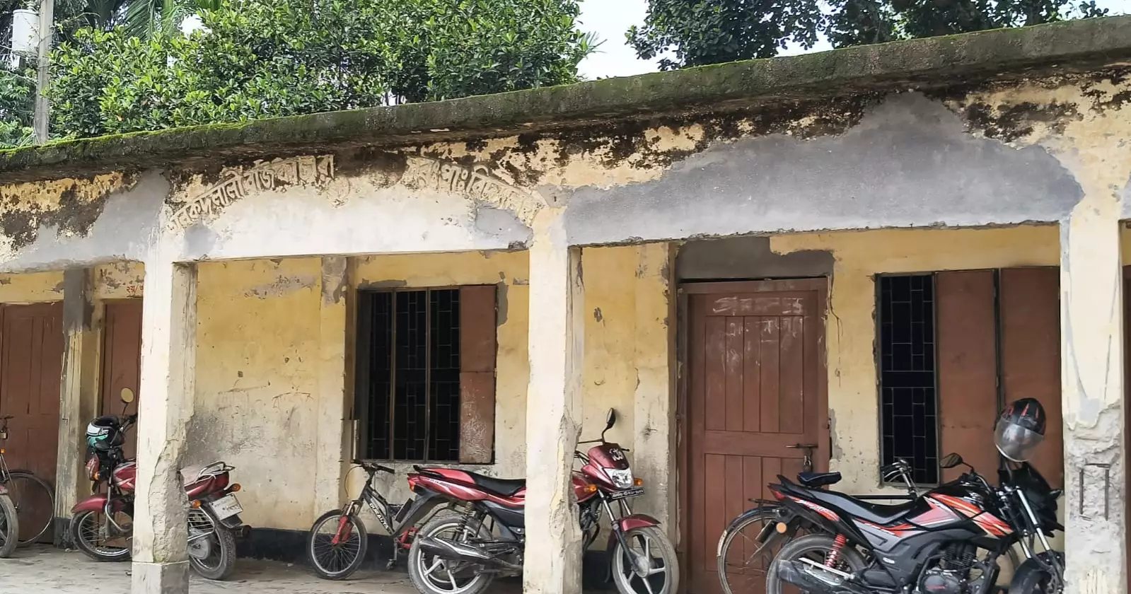 দুই বছর আগে পরিত্যক্ত হয়েছে বিদ্যালয়ের ঝুঁকিপূর্ণ ভবন, মন্দিরের বারান্দায় চলছে পাঠদান