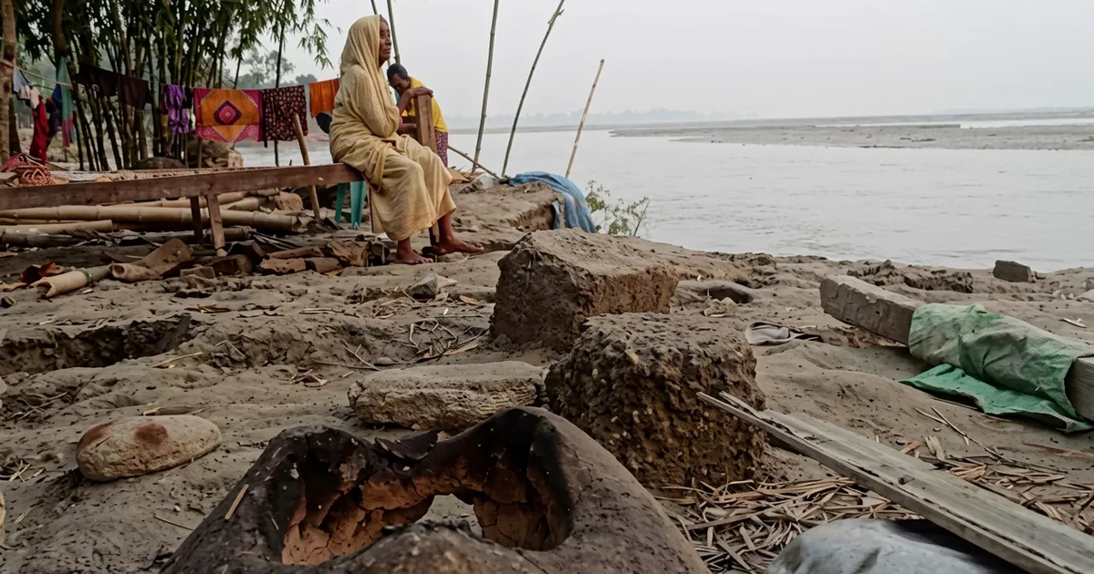 চোখের সামনেই নদীগর্ভে বিলীন বসতবাড়ি, অসহায় তিস্তাপাড়ের মানুষ
