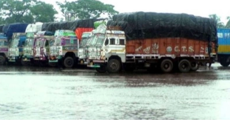 বেনাপোল বন্দরে হাঁটুপানিতে পণ্য খালাস, দুর্ভেগে পরিবহন কার্যক্রম