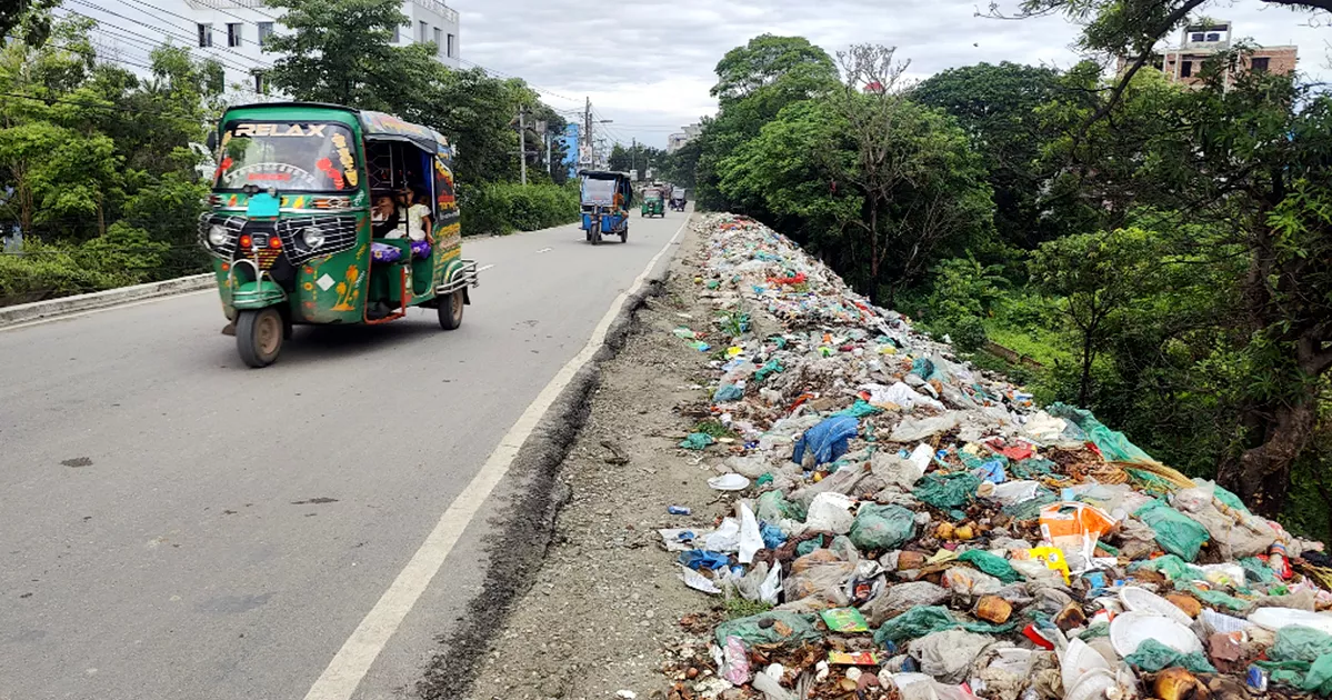 বর্জ্যে বিপন্ন হাজীগঞ্জ, ডেঙ্গু-শ্বাসকষ্টে ছড়াচ্ছে উদ্বেগ