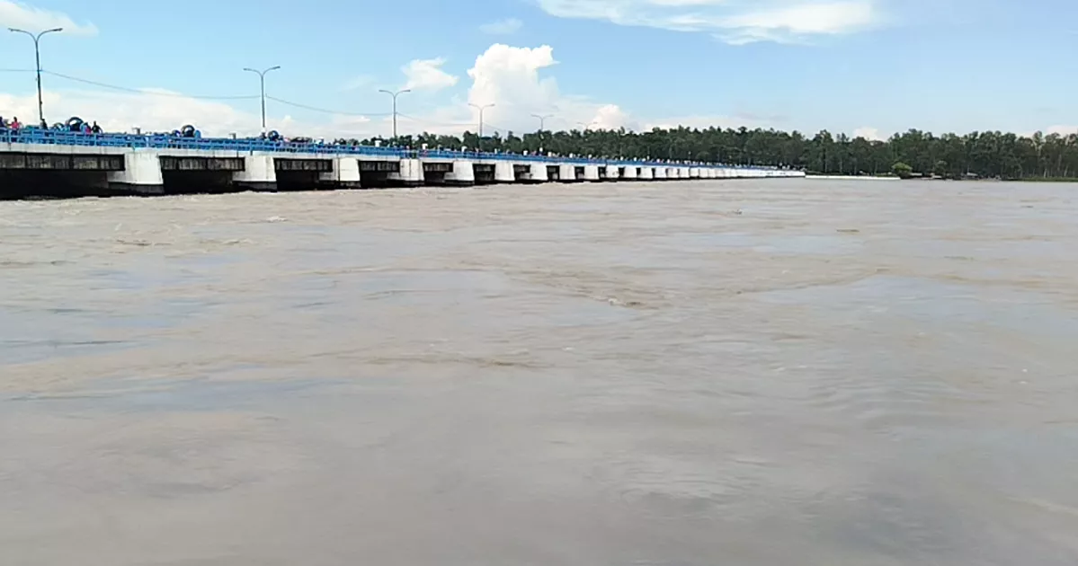 উজানের ঢল ও ভারী বৃষ্টিতে নদ-নদীর পানি বাড়ছে, তিন জেলায় বন্যার শঙ্কা