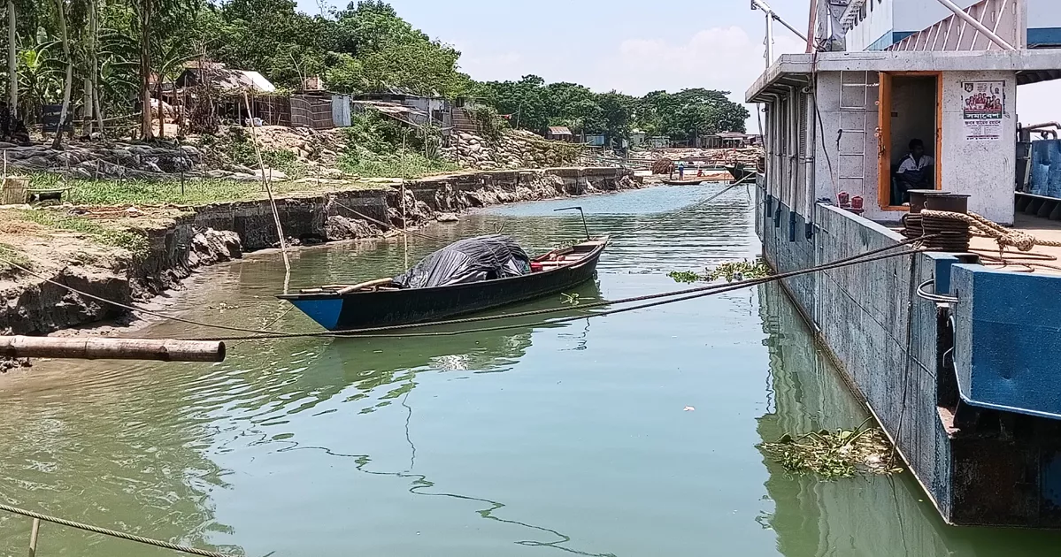 ভাঙন-ঝুঁকিতে রাজবাড়ীর দৌলতদিয়া ফেরিঘাট