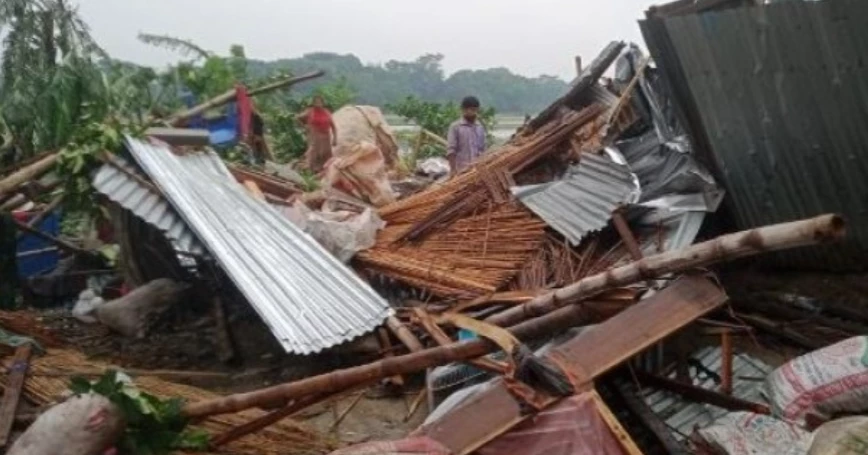 মধ্যরাতে ঘূর্ণিঝড়ে লন্ডভন্ড দোয়ারাবাজার, ক্ষতিগ্রস্ত অন্তত ৫০ গ্রাম