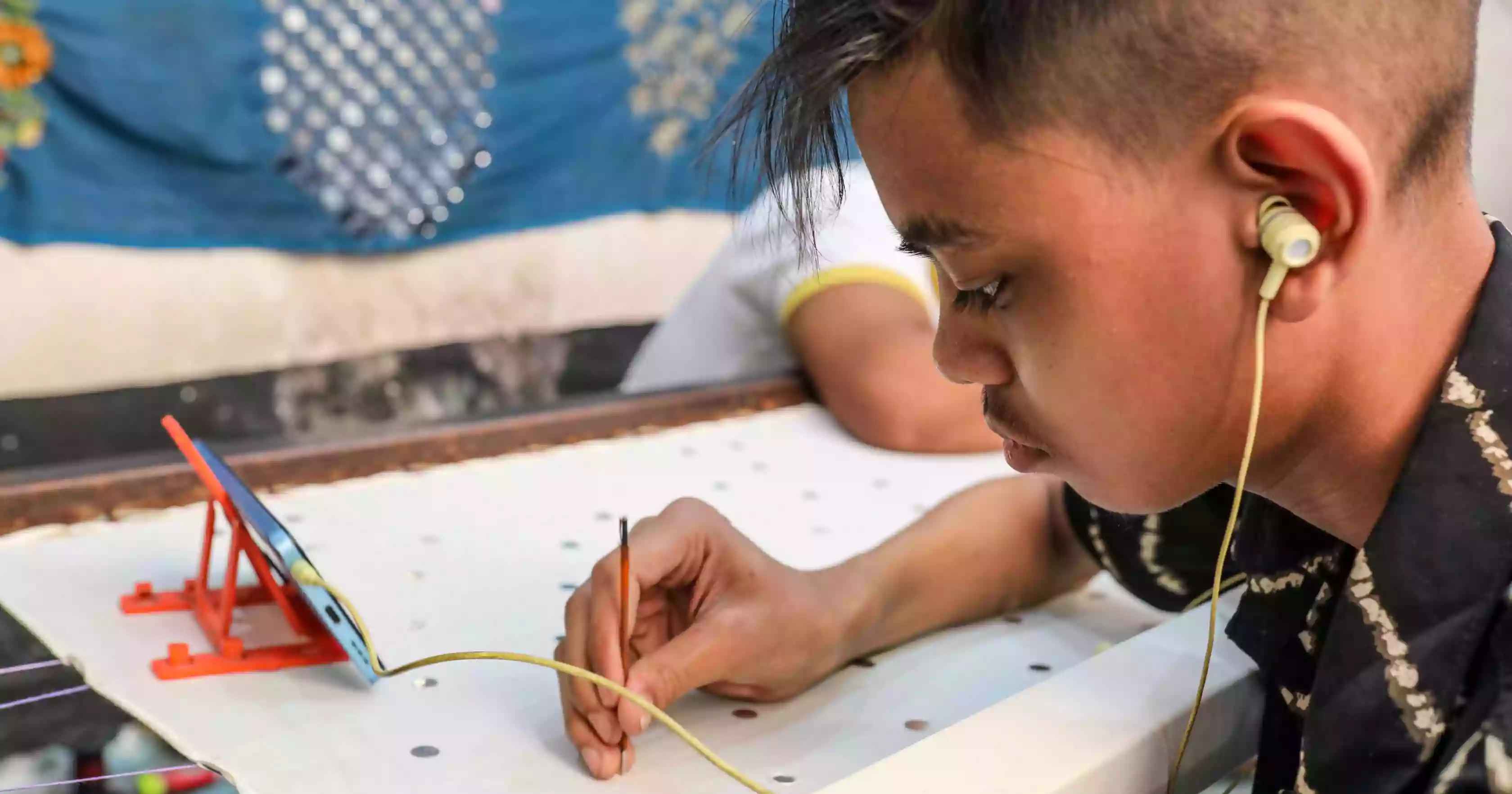 সৌন্দর্যের বুননে ব্যস্ত কারচুপির কারিগরেরা