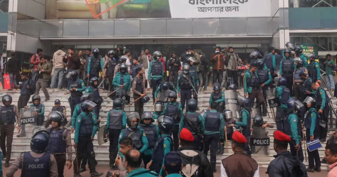 Police use batons to disperse mobile phone traders at Karwan Bazar