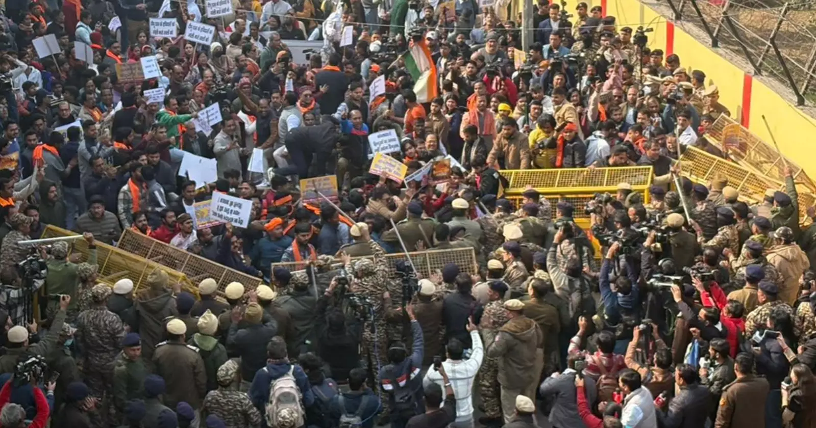 Clashes erupt as protesters breach barricade near Bangladesh HC in New Delhi