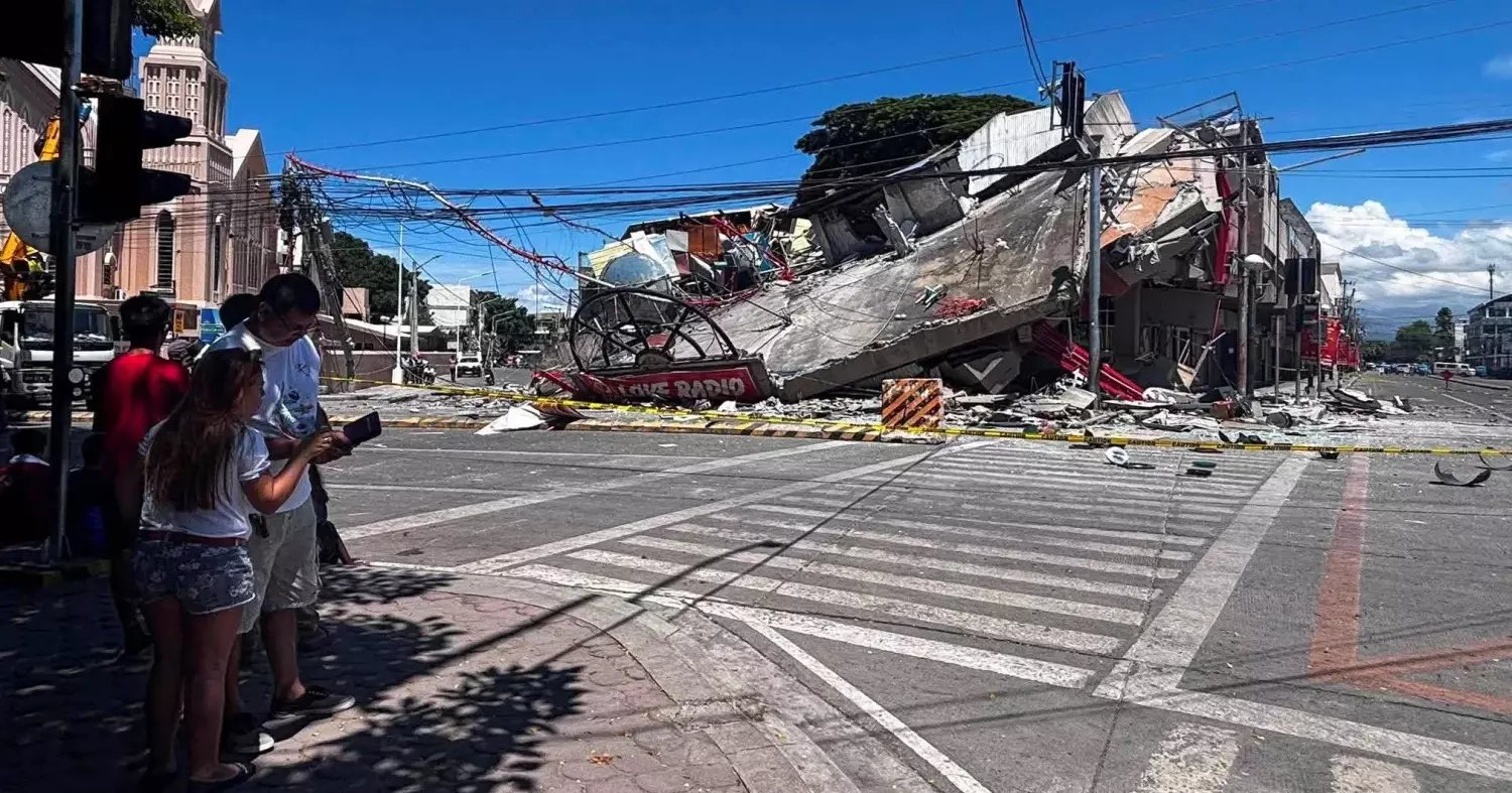 Powerful quake kills 4 in Philippines; triggers tsunami