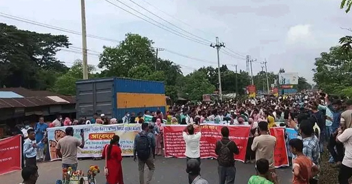 Islami Bank officials block Dhaka-Ctg highway, triggers traffic gridlock
