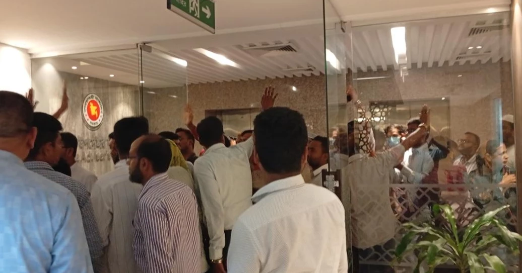 Secretariat employees hold sit-in to demand special ration, allowances