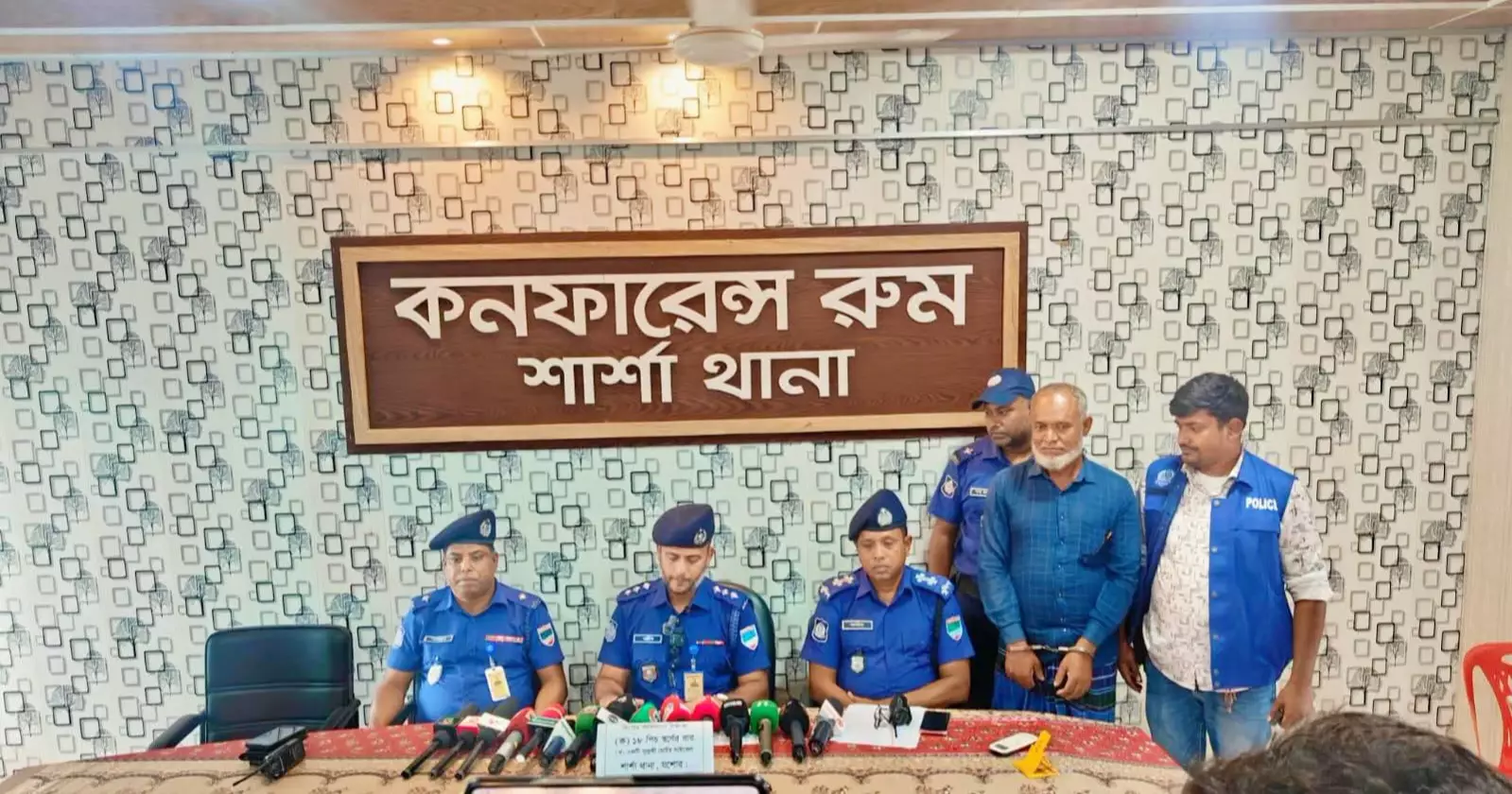 ‘Smuggler’ held with 2.90kg gold in Jashore