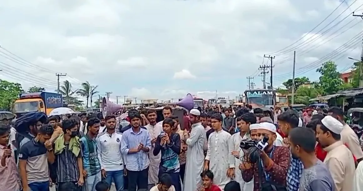 Students withdraw road blockade in Ctg; issue 12-hr ultimatum