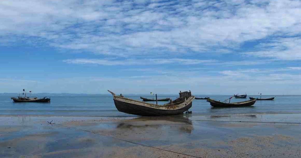 6 fishermen go missing as trawler sinks in Bay off Patuakhali coast