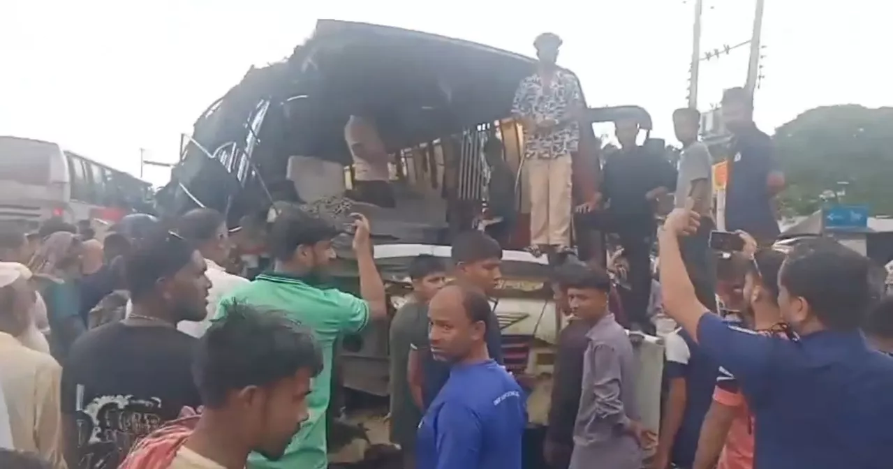 Collision between two buses leaves 3 dead in Faridpur