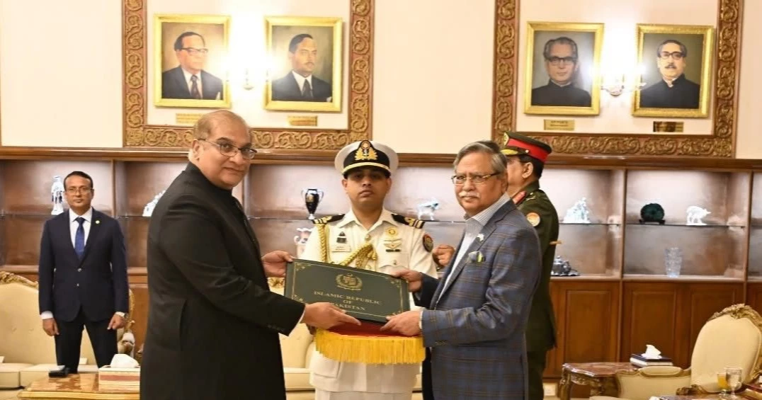 Pakistan High Commissioner presents credential to President