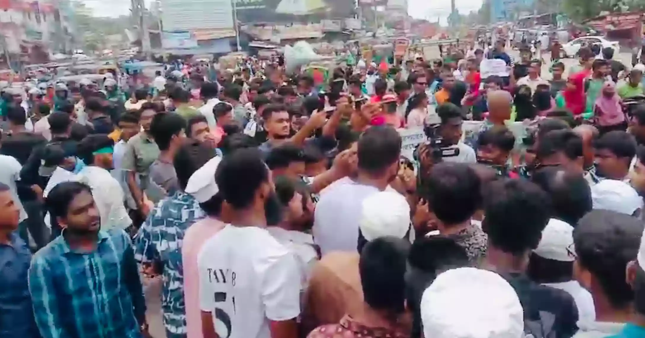 Students block Dhaka-Barishal highway again protesting ‘irregularities’ in health sector