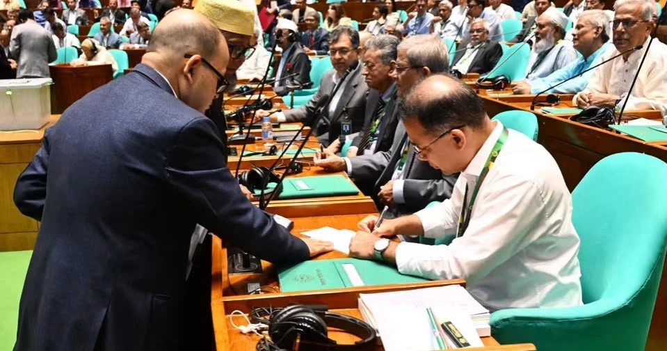 PM spends over an hour in Parliament during presidential vote