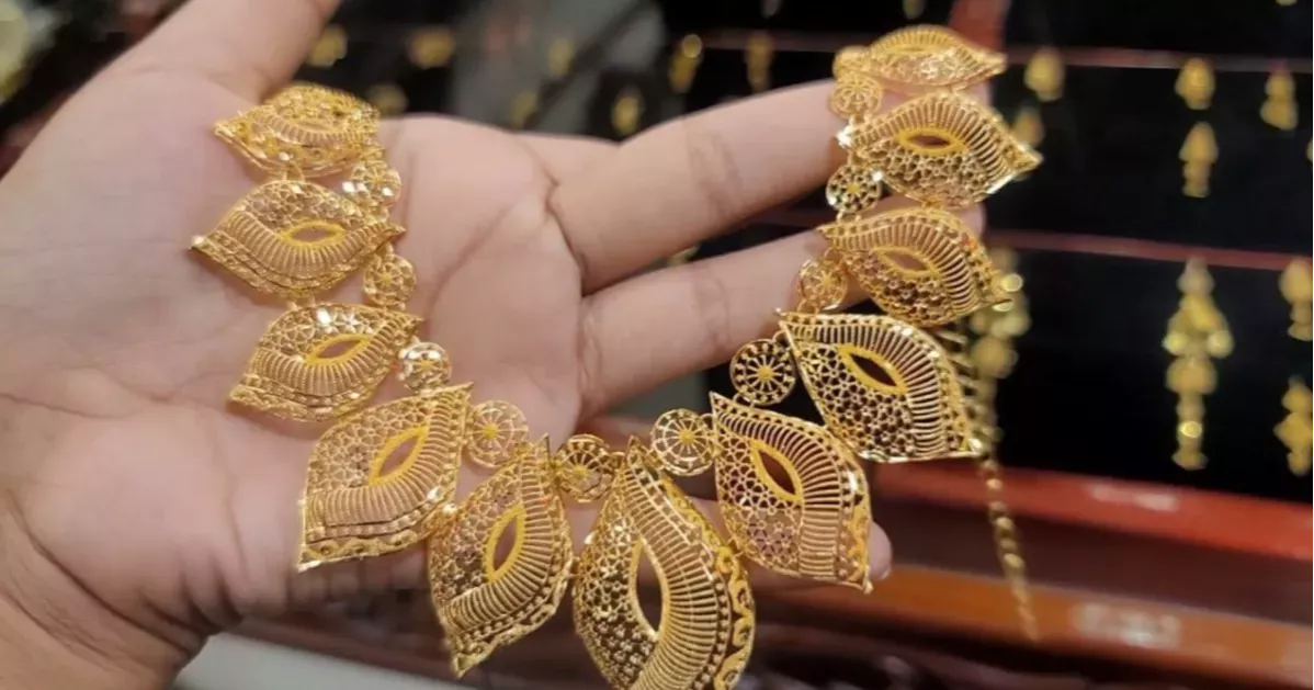 Gold price drops by Tk 5,482 per bhori in Bangladesh
