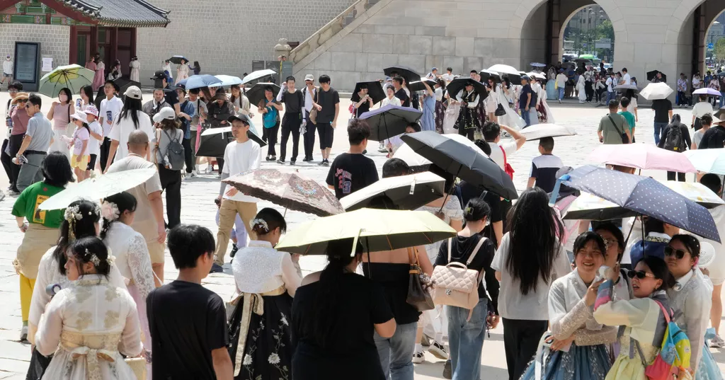 Record heat wave grips Japan, Koreas, causing deaths and widespread disruption