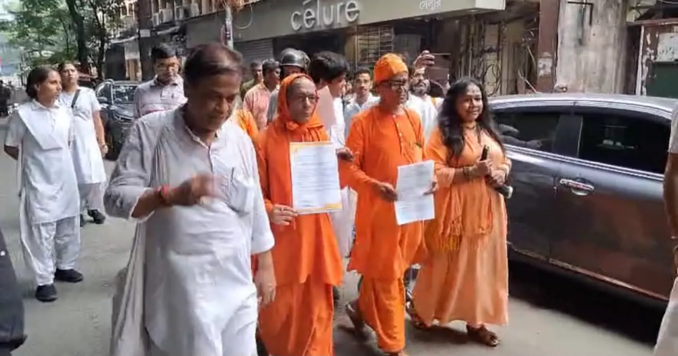 Demonstrators in Kolkata submit memorandum to Bangladesh mission;  demand safety of Hindus in Bangladesh