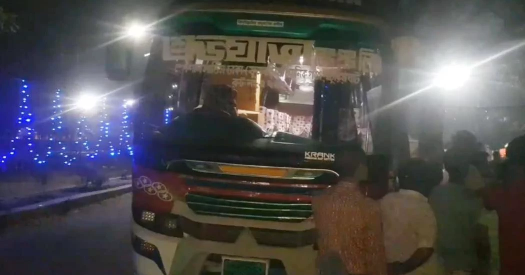 Robbery on moving bus in Savar; over 20 phones, Tk 1 lakh cash looted