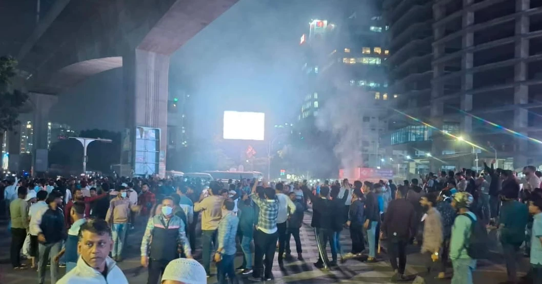 Mobile phone traders’ blockade triggers traffic chaos in Dhaka