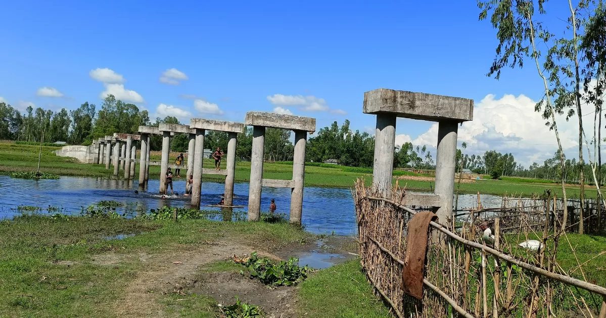 An unfinished bridge in Kaunia over 'Dead Teesta' leaves Char villages stranded for years