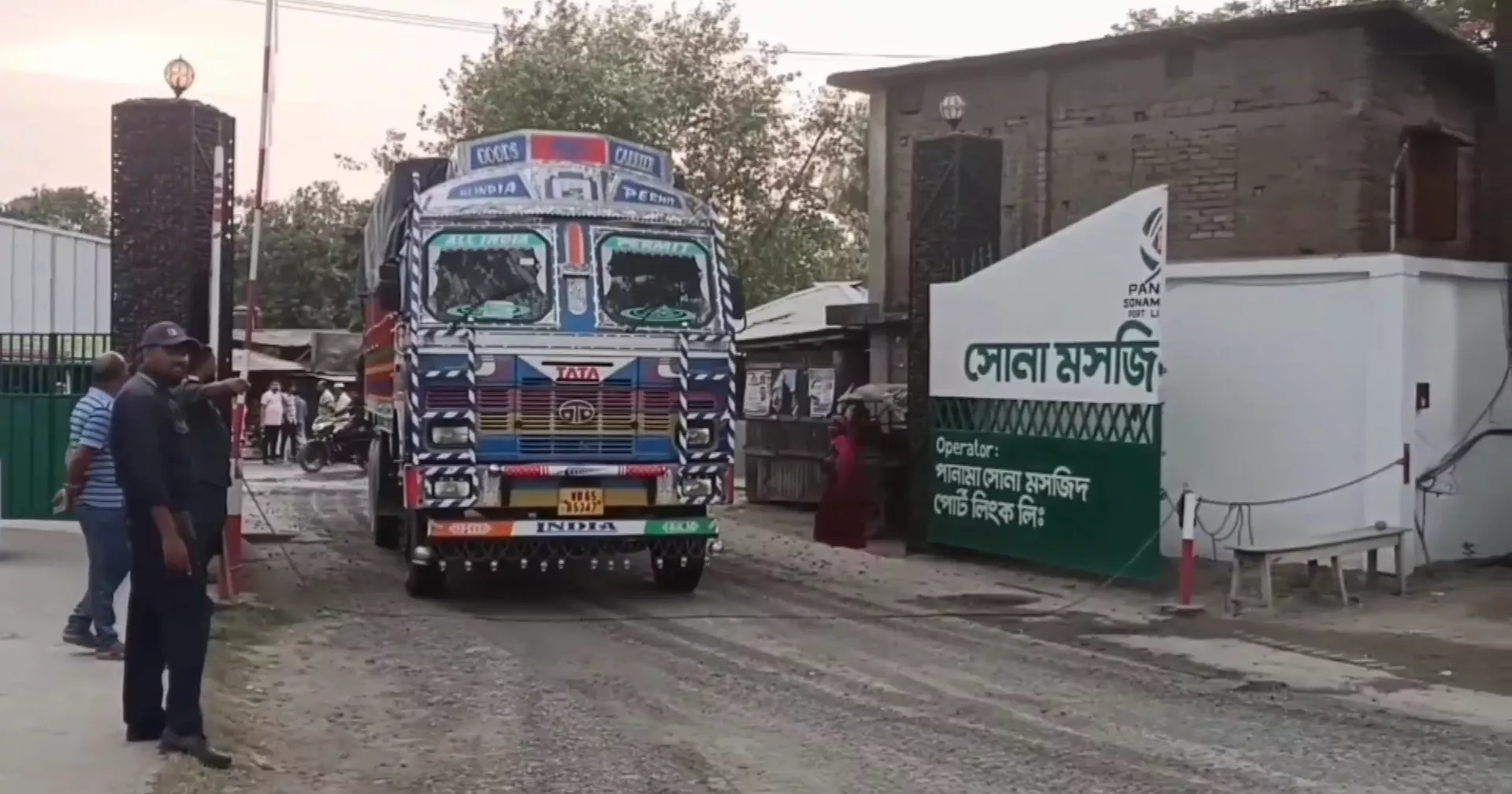 Trade through Sonamasjid port resumes after Eid holiday