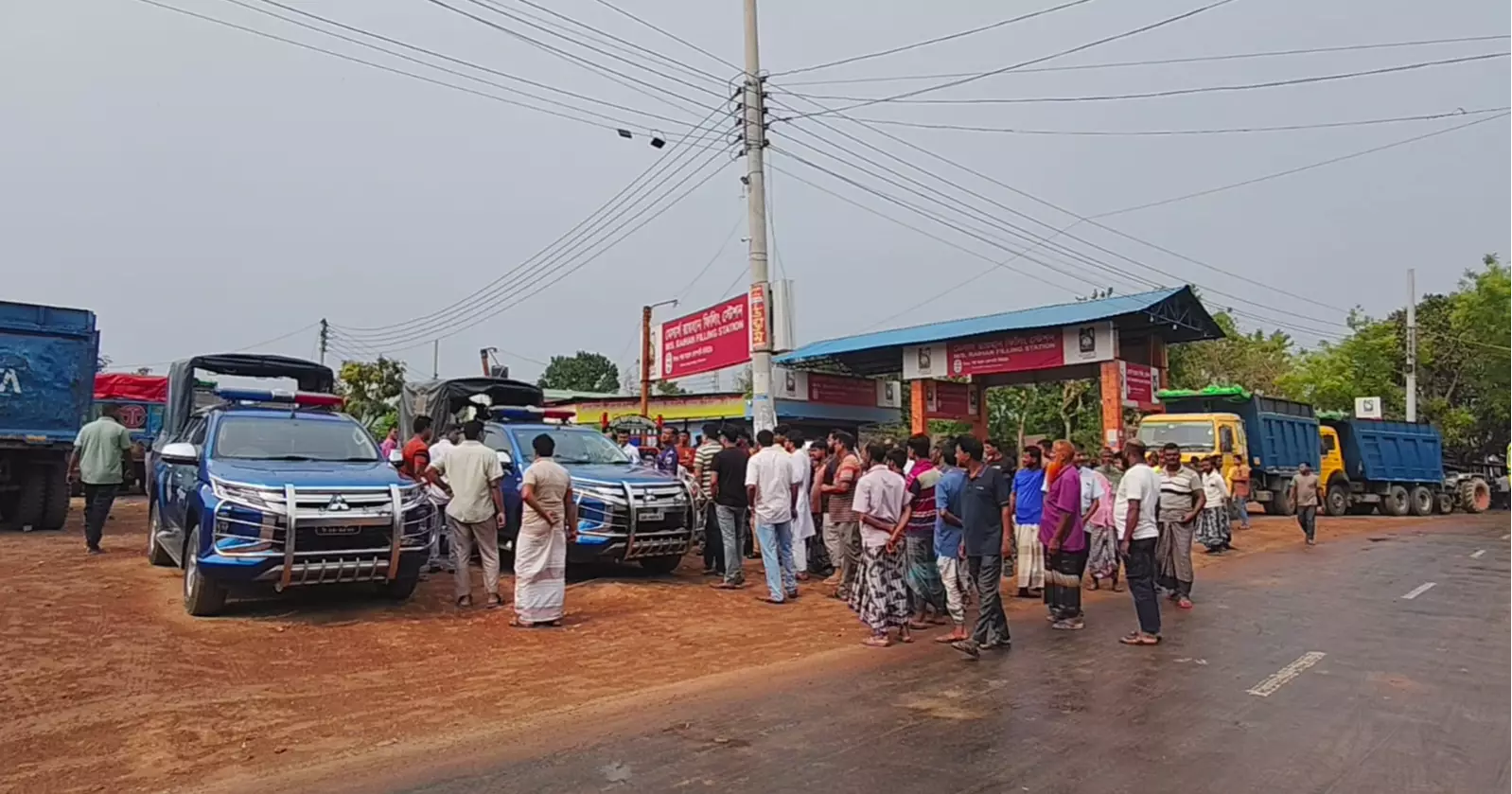 Off-duty policeman assaulted at filling station in Chapainawabganj; 3 held
