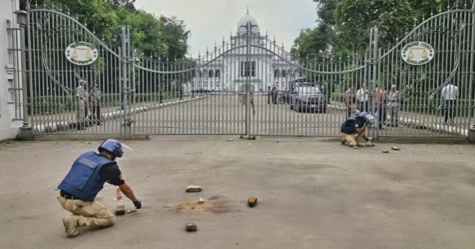 Crude bomb explodes in front of SC main gate after ICT verdict