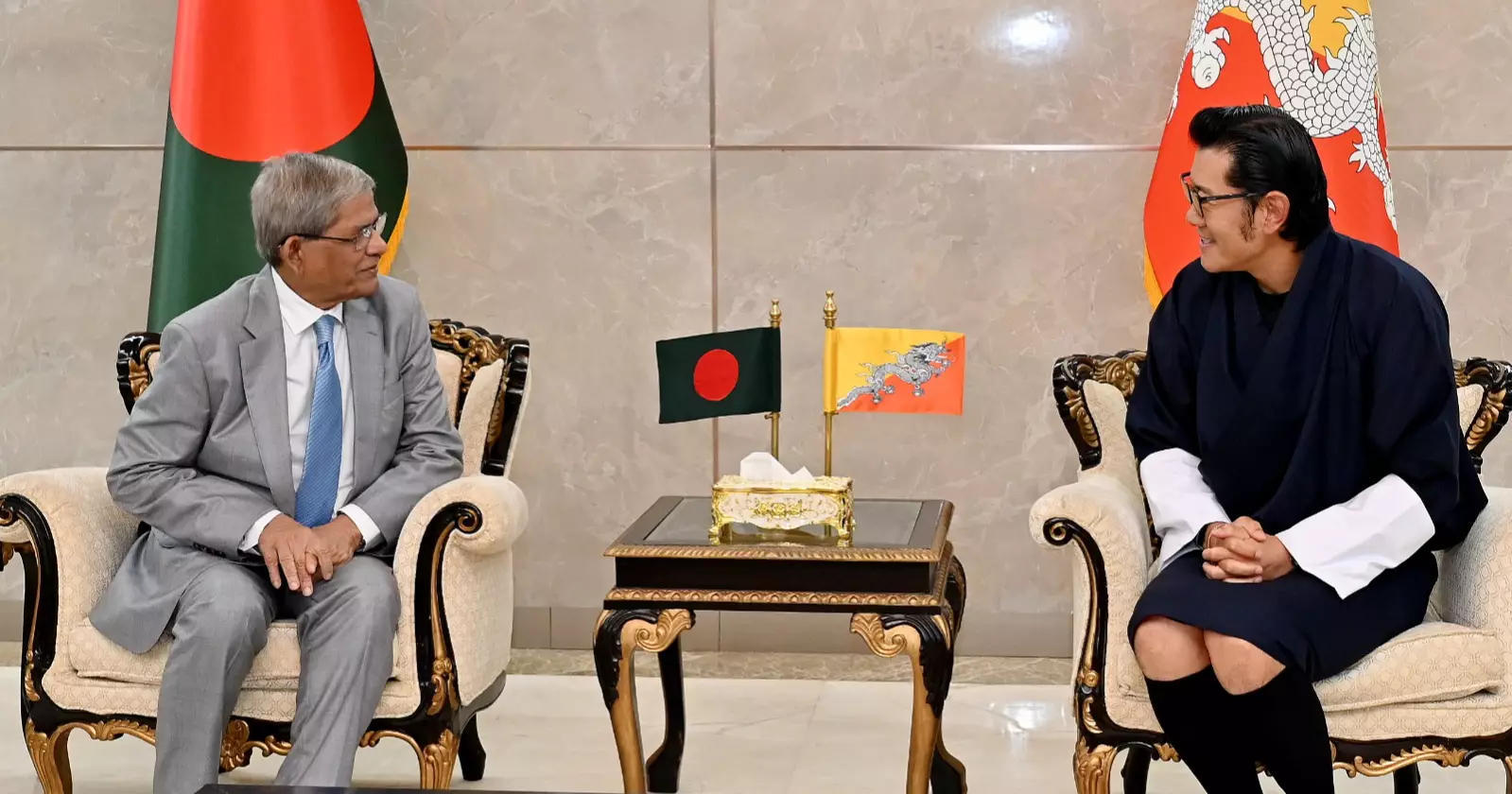 Bhutan King makes brief stopover in Dhaka, meets President