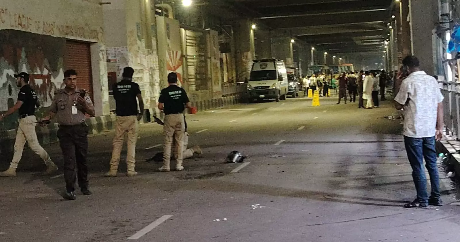 Pedestrian injured in explosion during bomb disposal in Motijheel