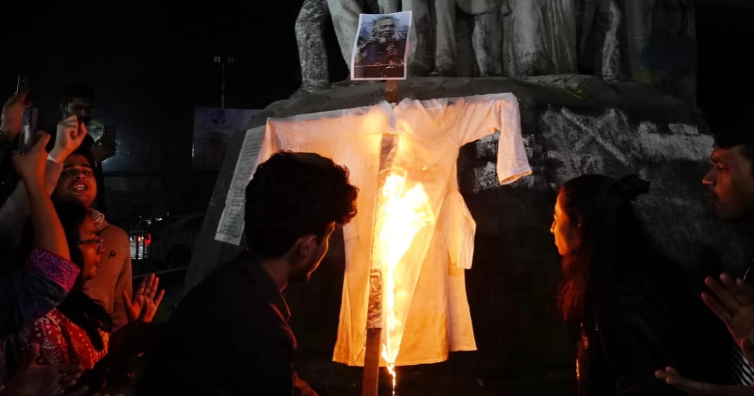 DU students burn effigies protesting Jamaat leader’s remarks