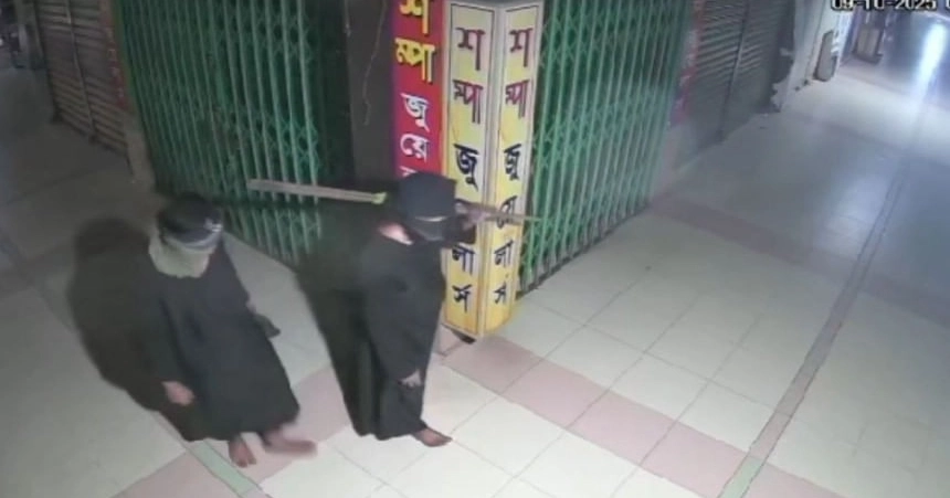 ‘500 bhoris’ gold looted from Mouchak jewelry shop