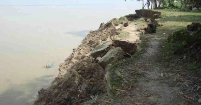 River erosion leaves 15 families homeless in coastal Khulna