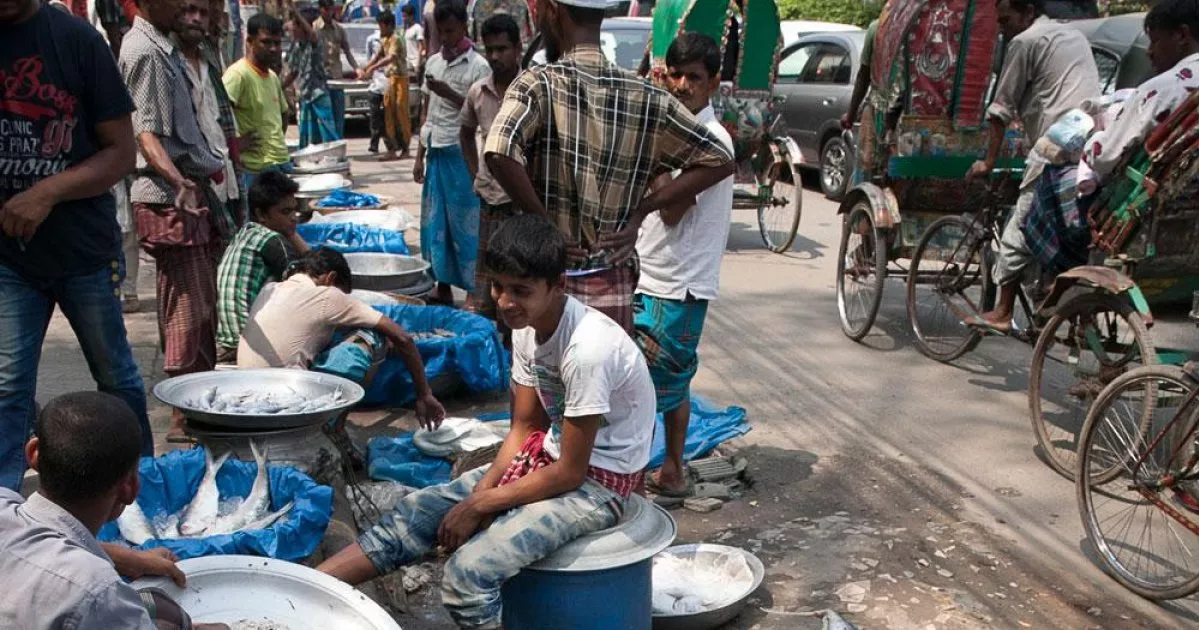 DNCC to get rid of hawkers from footpaths, provide alternative arrangements