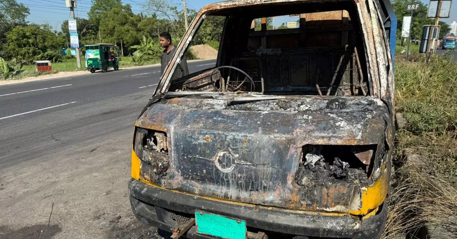 Pick-up van torched in Cumilla