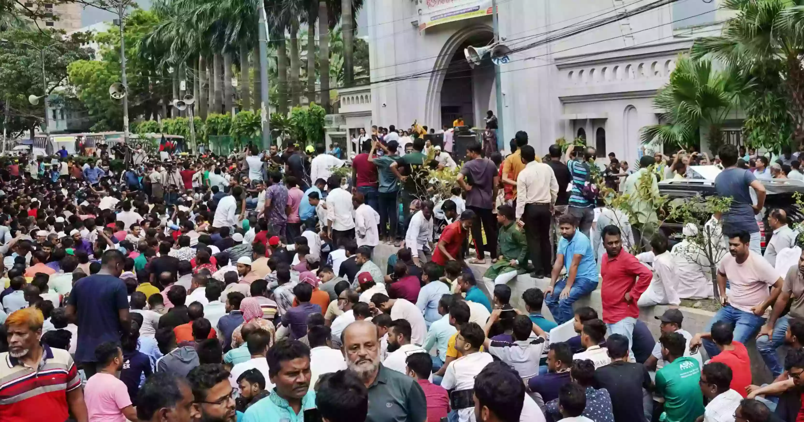 Ishraque’s supporters resume protests in front of Nagar Bhaban