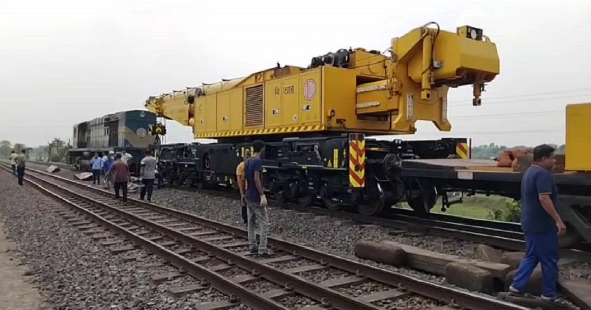 Two locomotives derail in Natore’s Lalpur within span of 7 hrs
