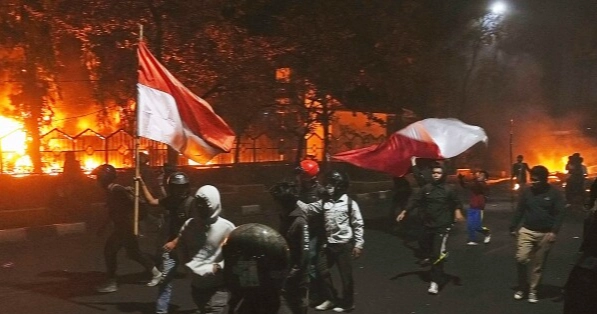 Mob attack on Indonesian parliament building leaves 3 dead