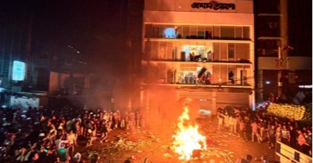 Arson attack on Prothom Alo building in Karwan Bazar