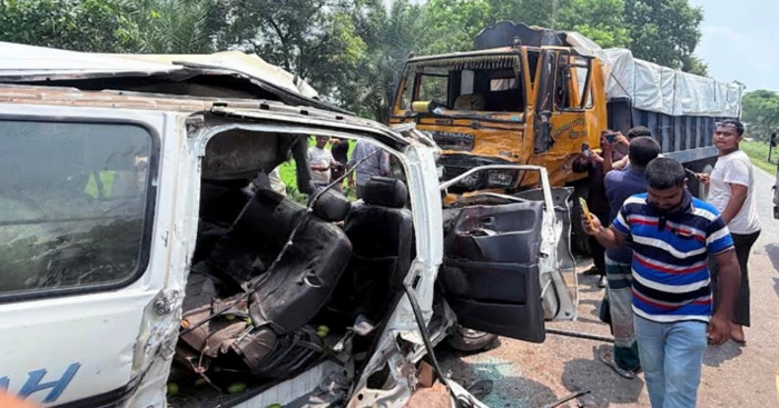 Eight people killed in microbus-truck collision in Natore