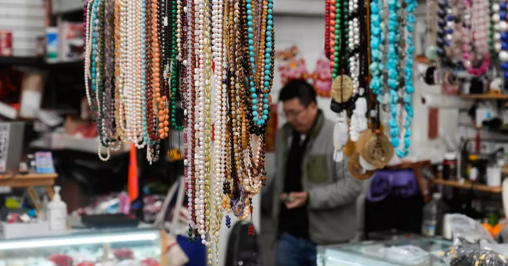 China lowers tax refund threshold for tourists to boost spending